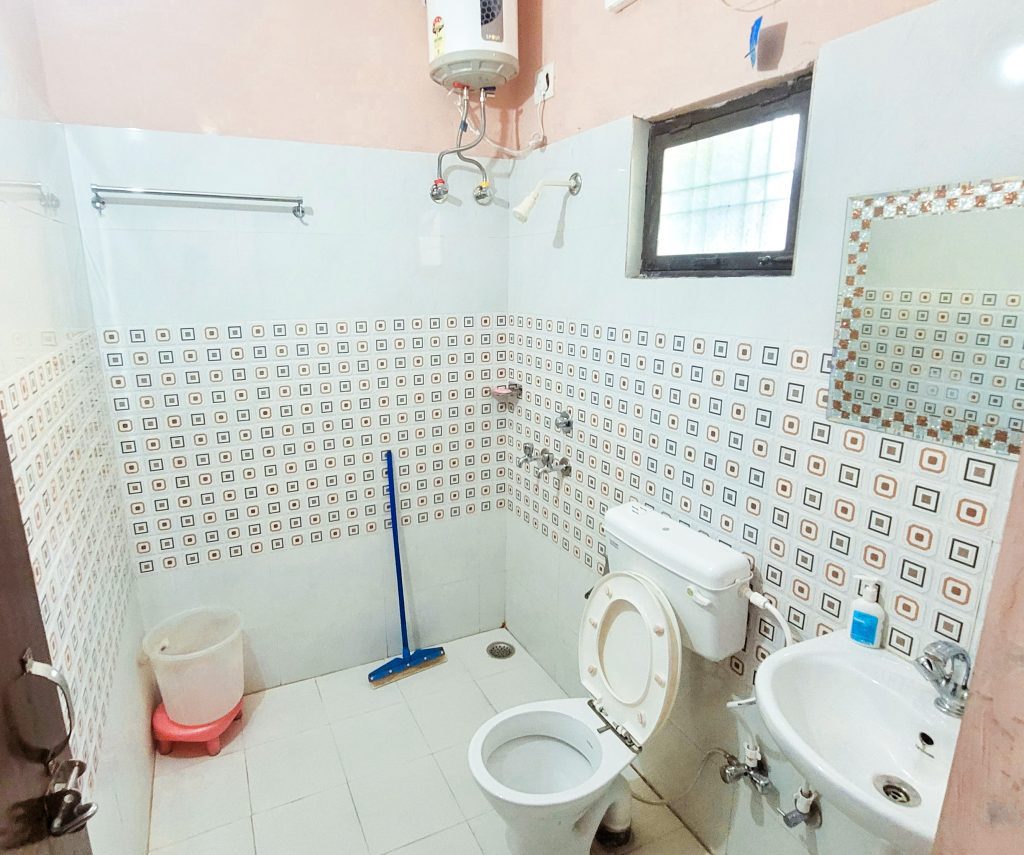 Immaculate tranquility within: Step inside the clean and well-maintained washroom at Sage House Yoga's retreat center, where a refreshing atmosphere and pristine amenities await, ensuring a comfortable and hygienic experience for guests.