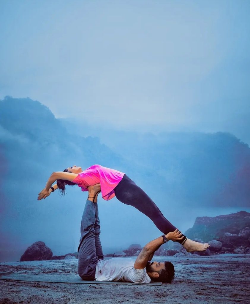 yogis performin yoga