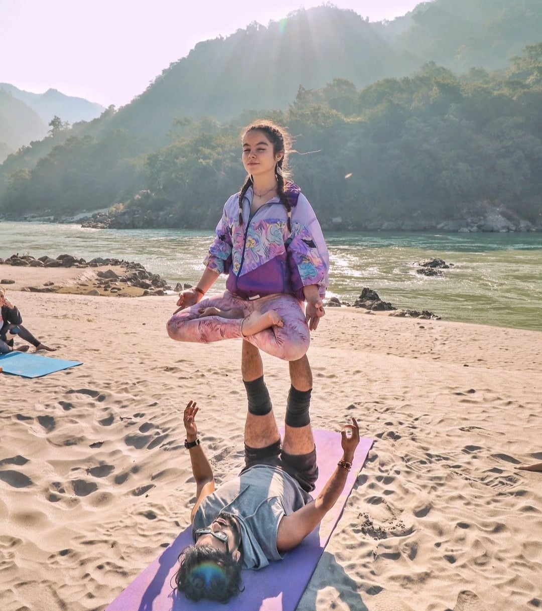 yogis performin yoga