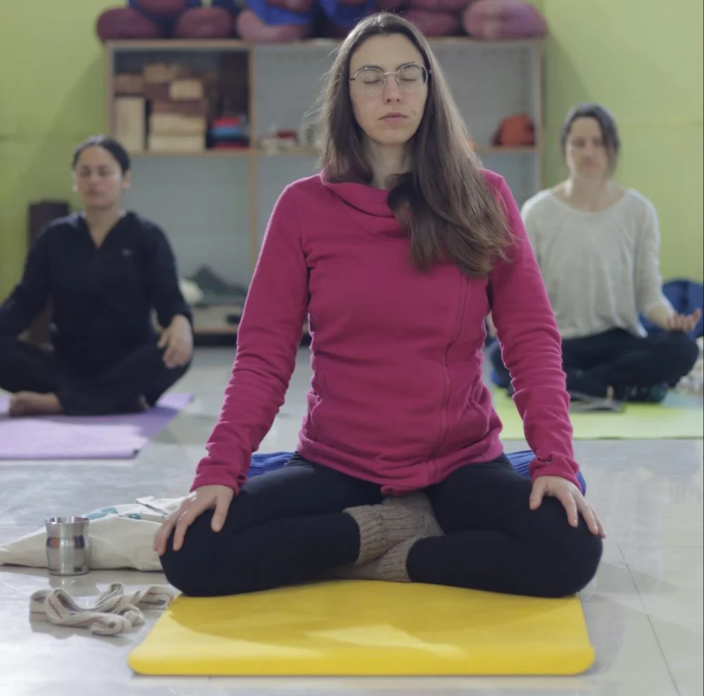 women performing meditation in sage house yoga in rishikesh